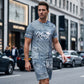 Męski, luźny zestaw – koszulka z nadrukiem imitującym dżins i szorty 👕👖😎