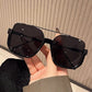 Modne okulary przeciwsłoneczne z przyciemnianymi, lekkimi szkłami 🕶️✨☀️