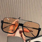 Modne okulary przeciwsłoneczne z przyciemnianymi, lekkimi szkłami 🕶️✨☀️