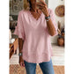 💃✨ Bluzka z dekoltem w serek – szykowne V-neck, zwiewna tkanina i relaksujący fason, który pokochasz na wakacje i miejskie spacery! 🏖️🍹
