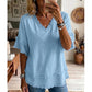💃✨ Bluzka z dekoltem w serek – szykowne V-neck, zwiewna tkanina i relaksujący fason, który pokochasz na wakacje i miejskie spacery! 🏖️🍹