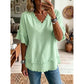 💃✨ Bluzka z dekoltem w serek – szykowne V-neck, zwiewna tkanina i relaksujący fason, który pokochasz na wakacje i miejskie spacery! 🏖️🍹