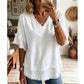 💃✨ Bluzka z dekoltem w serek – szykowne V-neck, zwiewna tkanina i relaksujący fason, który pokochasz na wakacje i miejskie spacery! 🏖️🍹